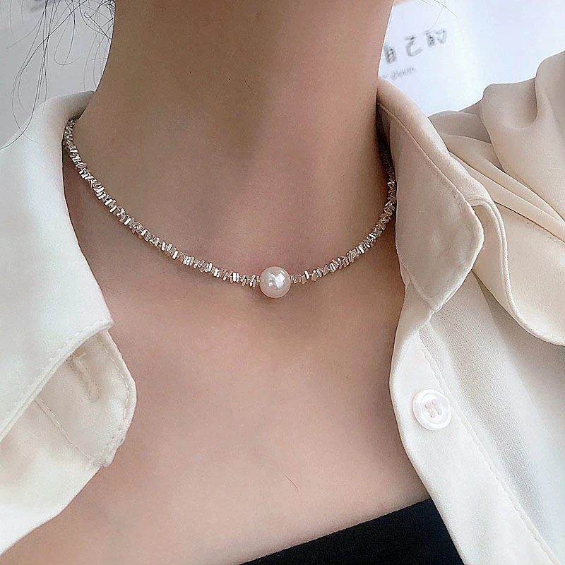 Chic Necklace with Elegant Pearls